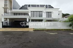 Rumah Cantik American Classic Design Ada Kolam Renang di Sektor 9