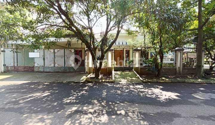 Rumah Luas Posisi Hoek Dalam Perumahan Nyaman Di Bandung