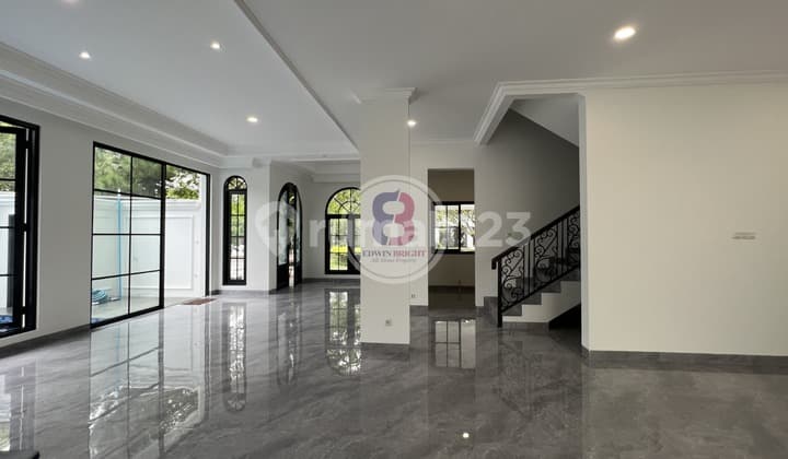 Rumah American Classic di Bintaro Jaya Sektor 9 dengan Kolam Renang