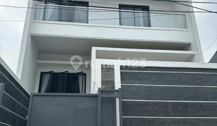 House in Bojong Indah, 3.5 Floors, Fully Renovated, Near the Station