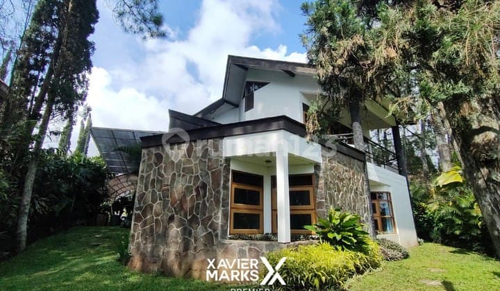 V1 Dijual Villa Bagus Terawat Tanah Luas di Klub Bunga Kota Batu