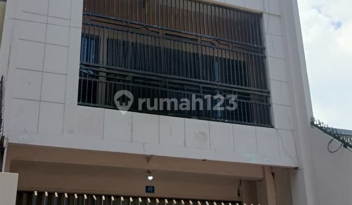 Disewakan Ruko Raya A Yani Area Komersial 3 Lantai