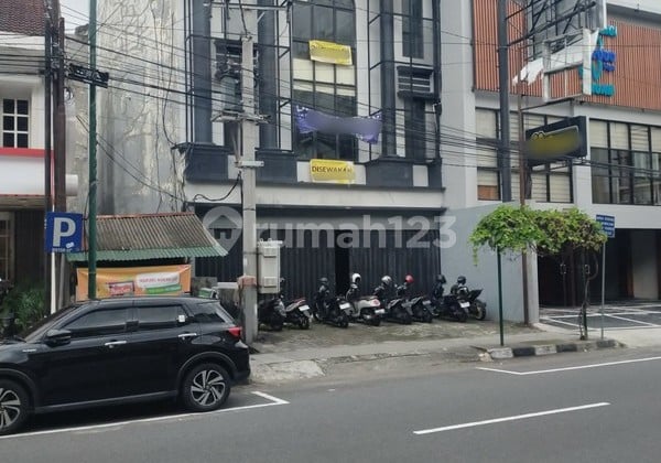 For Rent: Strategic 3.5-Story Shophouse in Sagan Business Center, Terban, Gondokusuman, Yogyakarta