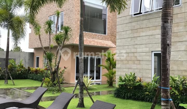 Villa Mewah 8BR Nyaman Strategis Lingkungan Asri Tellalang, Bali.