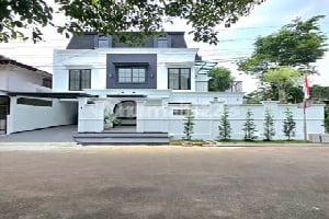 Turun Harga Rumah Baru Posisi Hoek With Pool di Sektor 9