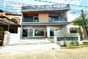 Rumah Baru Ada Rooftop Dalam Cluster One Gate di Graha Raya