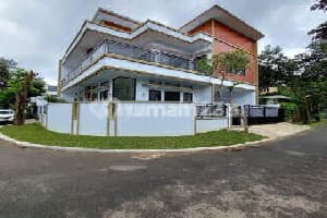 Brand New Minimalis Modern Hoek 4 Kamar Tidur di Bsd Dekat Pasmod