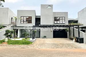 Rumah Premium Estetik dengan Taman di Veteran Dekat Pim