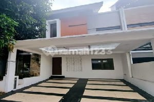 Turun Harga Rumah 2 LT Ada Taman dan Taman Belakang di Sektor 9