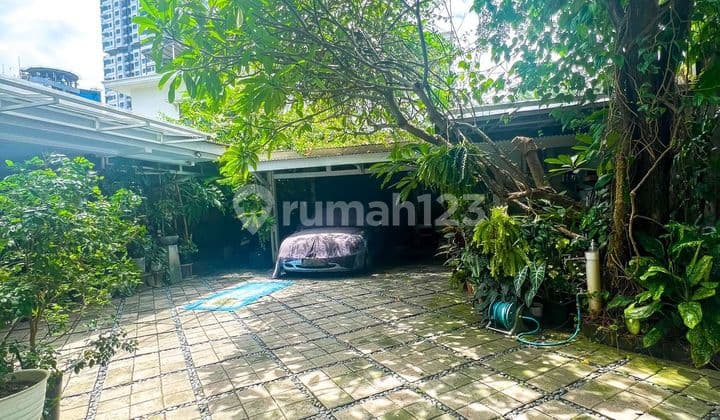 Quick Sale Large Land Area House in a Strategic Area in South Jakarta