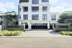 Brand New Four Story Luxurious House With Private Pool di Jaksel