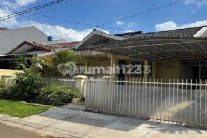 Rumah 2 Lantai Terawat Hadap Timur Dalam Cluster di Sektor 2