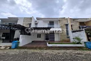 Rumah Ada Taman Depan Lokasi Strategis di Cirendeu