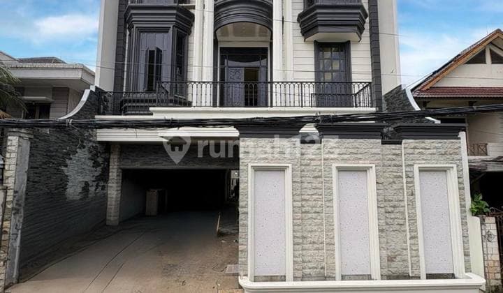 Luxury New House with American Classic Design in West Pejaten