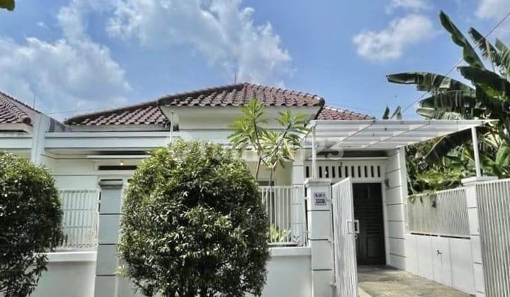 Ready-to-Live House in a Wide Street Complex in Cinere