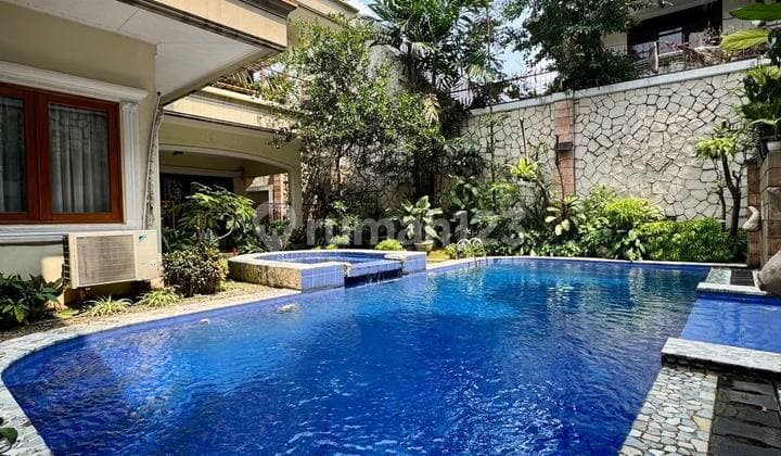 DIJUAL RUMAH 2 LANTAI MODERN CLASSIC AMPERA JAKARTA SELATAN.