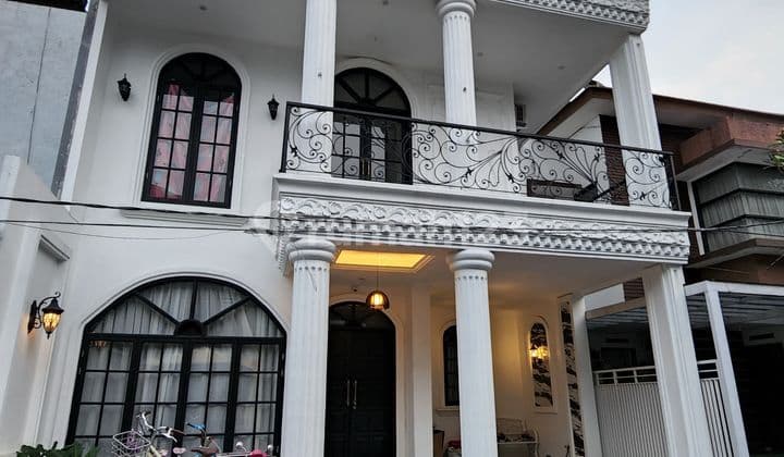 Rumah Eropa Classic Modern Dengan Swimming Pool Di Antapani