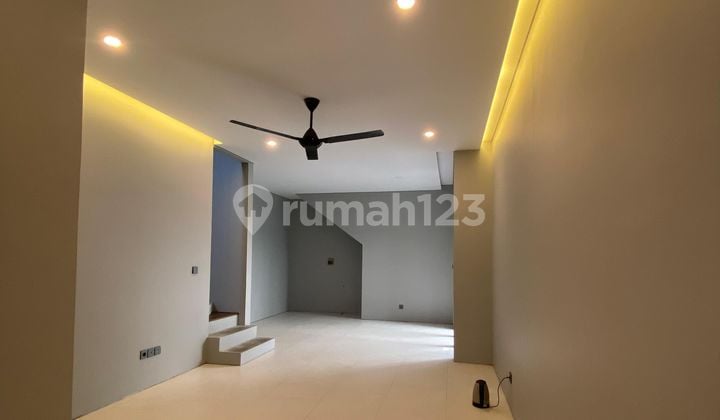 Rumah Brandnew 3 Lantai Semi Rooftop 9 M di Pondok Indah