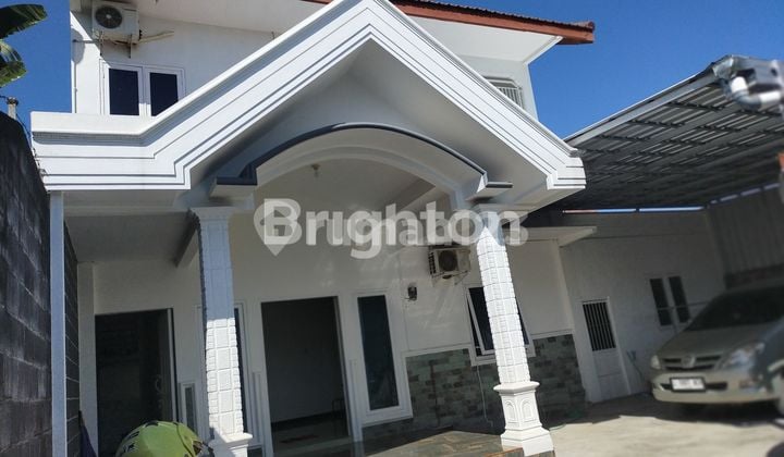 Two-Story Hook House in Sukodono