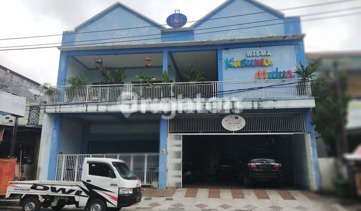 Boarding House and Shop in the City Center