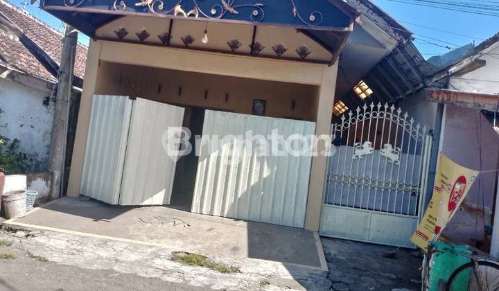 RUMAH DENGAN KOLAM RENANG