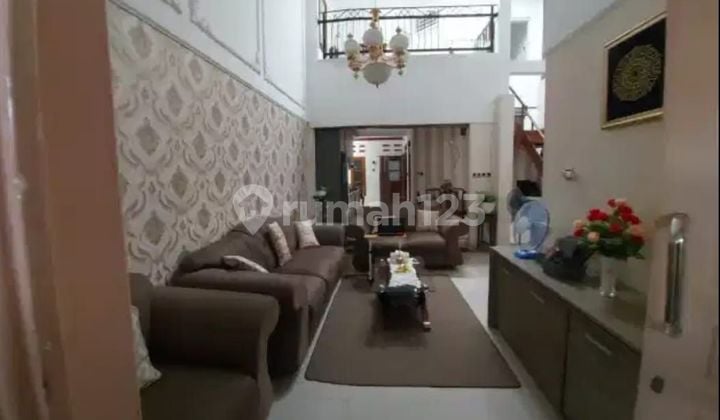 Rumah 2 lantai di pusat kota