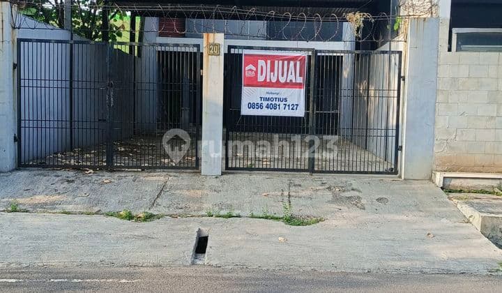 Rumah 2 Lantai Parkir 4 Mobil.