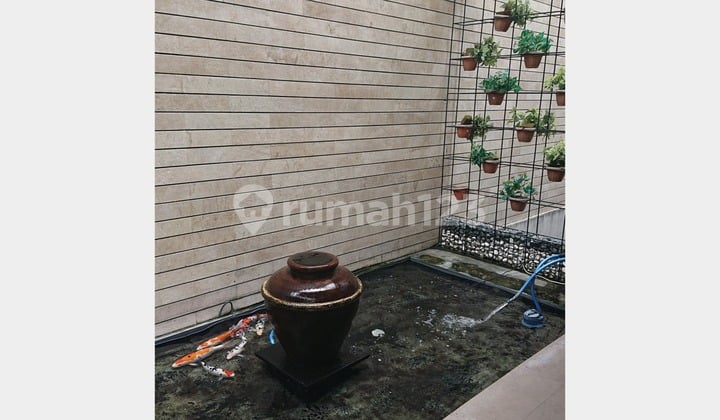 MERR Rungkut - Rumah mewah high quality building, split level selangkah dari nol jalan