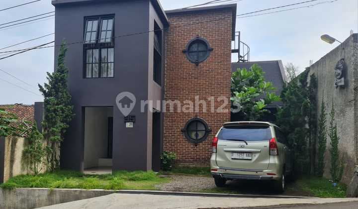 Rumah Unik Udara Sejuk dengan Backyard di Dago Pakar