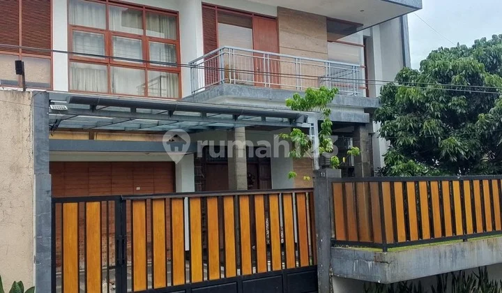 Rumah Lux 2 Lantai Wilayah Premium di Sukahaji