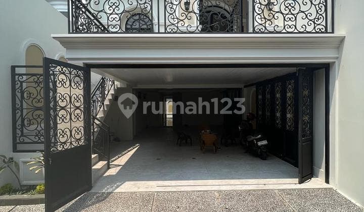 Rumah Mewah Siap Huni di Jagakarsa Ada Swiming Pool Strategis