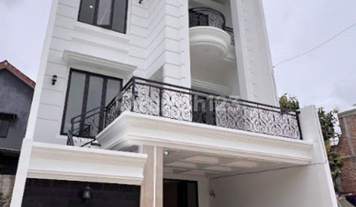 RUMAH DALAM CLUSTER PINGGIR JALAN DI JAGAKARSA LOKASI STRATEGIS