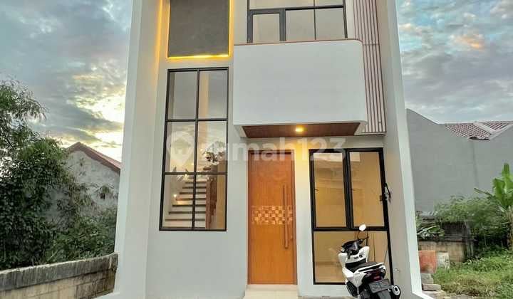 House for Sale in Jagakarsa with 2-Car Carport and Access for 2 Cars