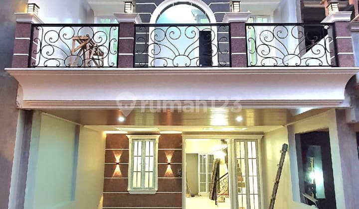 Rumah 2 Lantai Dalam Cluster Pinggir Jalan Lokasi Strategis