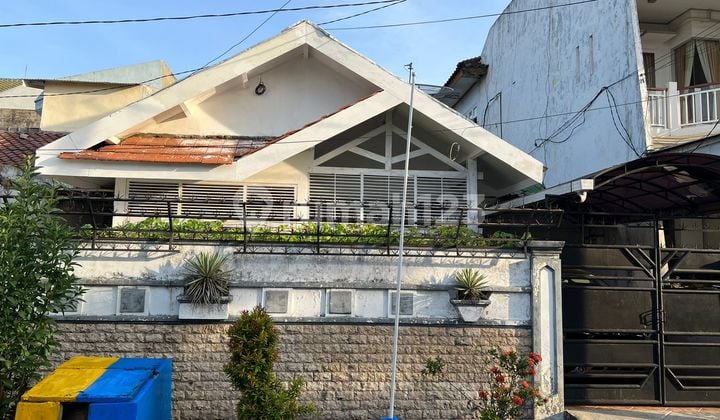 Affordable Rent, Ready to Live House Near Juanda UPN Ubaya, Semi-furnished