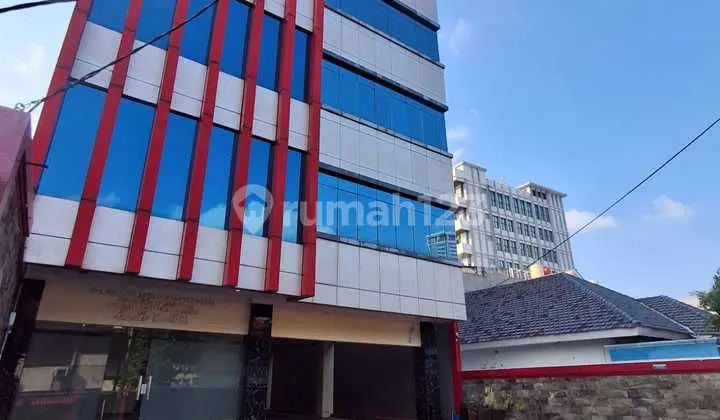 Gedung Menteng - 5 Lantai + Rooftop, Lokasi Super Strategis!
