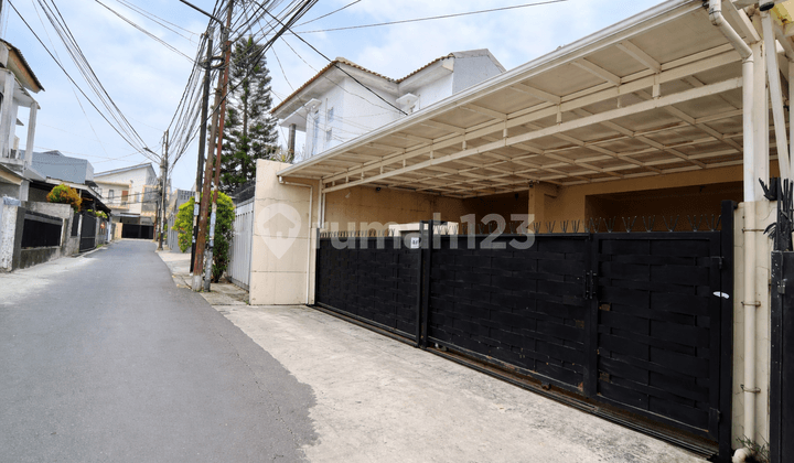 Disewakan Townhouse Full Furnished Dekat Pondok Indah - 2 Lantai, Strategis Veteran Bintaro