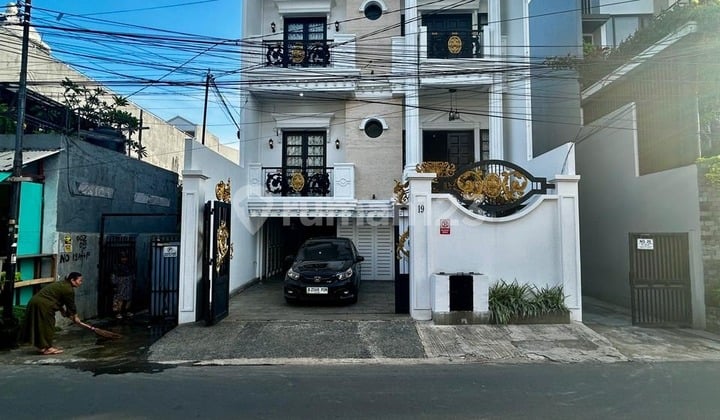 Dijual Rumah 3 Lantai di Kebon Jeruk Jakarta Barat
