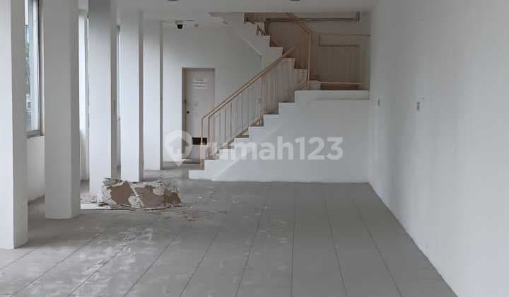 For sale, a very strategic shop house on the main road of Gunung Sahari Raya.