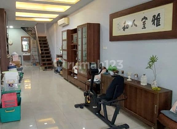 Disewakan, Rumah 3Lt Furnished Rapih Siap Huni di Kelapa Gading