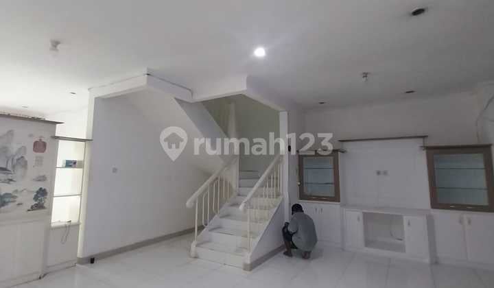 For Rent, Neat and Ready-to-Occupy House in Janur Indah