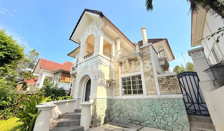 Rumah 3 Lantai Siap Huni,Ada Halaman Belakang Luas,Cluster Elite ,Dekat Mall Aeon & Exit Tol Sentul City