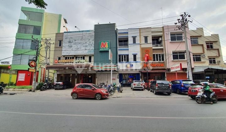 For rent: shop house on Hertasning Street, Makassar.