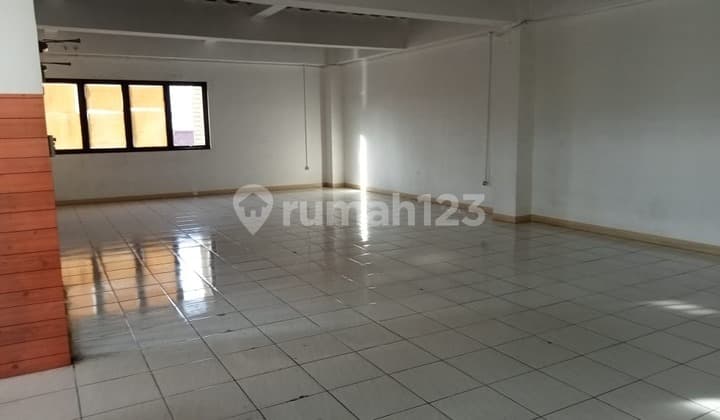 Gudang Batu Ceper Tepi Jalan Raya Ada Lift Barang