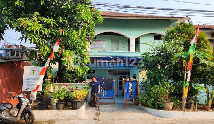 Rumah dua lantai hook di kayu putih