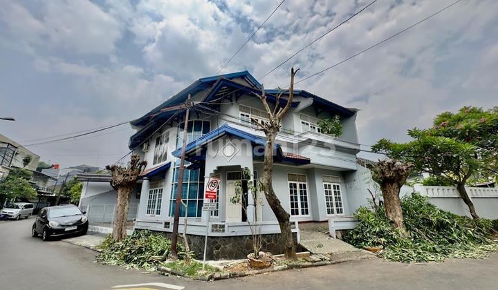 Rumah Besar Hook Letak Strategis Bintaro Tangsel