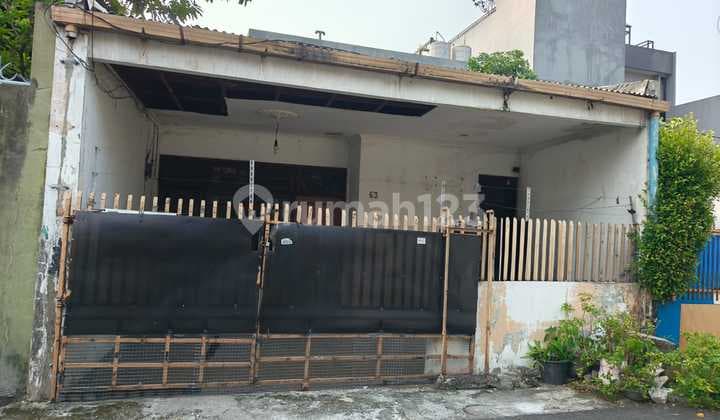 Rumah dalam Kompleks Bersih dan Nyaman di Tomang, Jakarta Barat