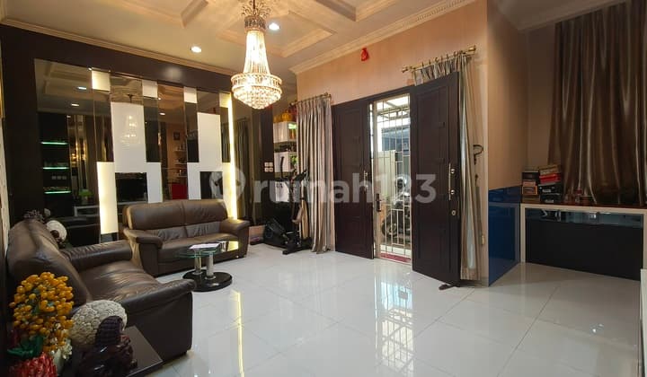 Rumah Bagus Jual Full Furnished di Tomang