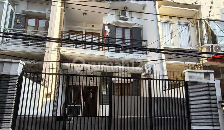 Rumah Bagus Siap Huni, Full Furnished di Grogol, Jakarta Barat
