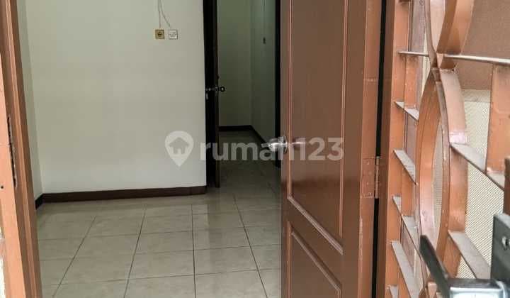 Rumah Rapi,3 Lantai Disewakan di Tanjung Duren